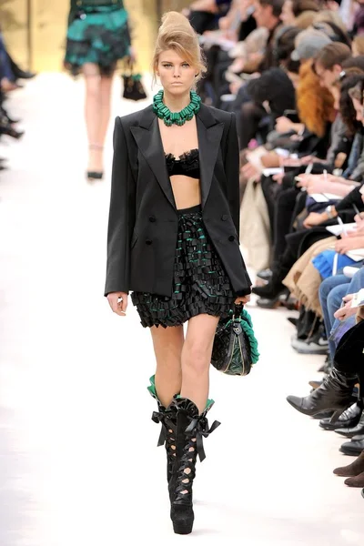 Look 10